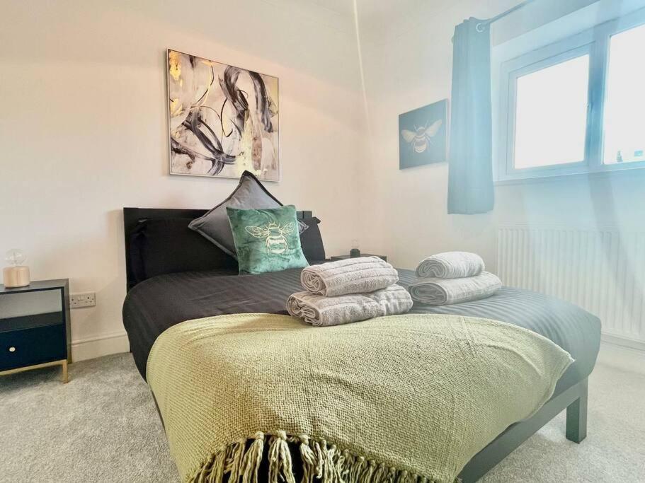 Cozy & Spacious 3-Bedroom Home By Tailored Accommodation Swansea Luaran gambar